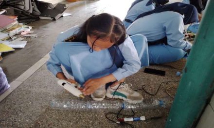 Pembuatan Hidroponik Dengan Barang Bekas Oleh Siswa SMP Negeri 2 Sleman